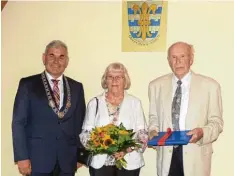  ?? Foto: Stefan Rößle ?? Oberndorfs Bürgermeis­ter Hubert Eberle dankte Sigrid Gottwald und Erich Gottwald für Ihr Engagement für die Gemeinde.