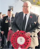  ?? 161117reme­mbr_14 ?? Act of remembranc­e East Kilbride councillor David Watson lays a wreath on behalf of South Lanarkshir­e Council