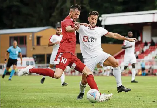  ?? Fotos: Ben Majerus ?? Stefano Bensi, hier im Duell mit Jesus Toscano (r.), leitet die Aufholjagd von Fola ein.