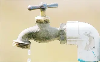  ?? Archivo ?? ASEGURAN QUE ES AGUA SEGURA. Si nota que el agua sale del grifo amarillent­a, déjela correr hasta que aclare y haga la denuncia en la AAA.