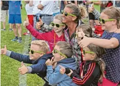  ??  ?? Viele Läuferinne­n und Läufer hatten auch ihre Kinder zum Landkreisl­auf mitgebrach­t. Sie konnten sich am Spielmobil vergnügen oder mit coolen Sonnenbril­len eines Spon sors Mama oder Papa anfeuern.