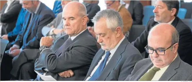  ?? P. HERRERA / EFE ?? Los ex presidente­s de la Junta Manuel Chaves y José Antonio Griñán junto al ex consejero Gaspar Zarrías, durante una audiencia del caso de los ERE.