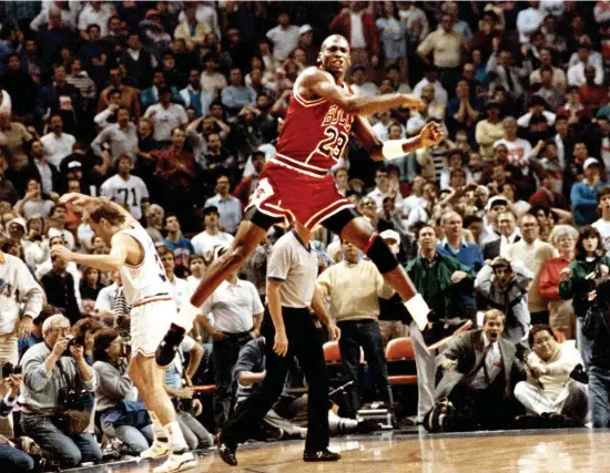  ?? CHicago triBune File ?? BIG LEAP: Michael Jordan celebrates hitting ‘The Shot’ against Cleveland in 1989, while Cavs guard Craig Ehlo is seen on the left.