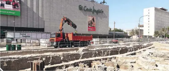  ?? Foto: Nicolas Hock ?? Vor dem Kaufhaus El Corte Inglés sind Reste eines aus maurischer Zeit stammenden Stadtteils freigelegt worden.