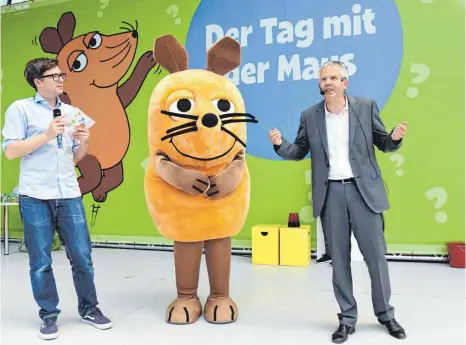  ?? FOTOS: SPIELELAND/© I.S.-M./F.S./WDR MG/© WDR MG ?? Ralph Caspers, Moderator der „Sendung mit der Maus“, kommt seit 2014 regelmäßig für den großen „Tag mit der Maus“ins Spieleland (im Bild rechts Professor Jörg Wendorff bei der Live-Show).