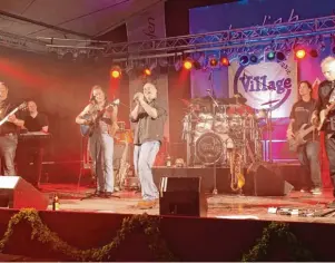  ??  ?? Rockt am Samstag, 1. Juli, den Konradshof­ener Stadel: die Stauden Band „Village“. Die partyerpro­bten Live Musiker sorgen garantiert für ausgelasse­ne Stimmung.