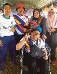  ??  ?? MOHD Soffian (depan) dan Mohd Arifin (dua dari kiri) bersama tenaga pengajar PDK Seri Setia.