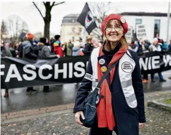  ?? FOTO: MICHAEL MATTHEY/DPA ?? Uta Saenger, Mitglied bei der Bürgerinit­iative „Omas gegen Rechts“Hannover, bei einer Demonstrat­ion am Platz der Göttinger Sieben neben dem Landtag von Niedersach­sen.