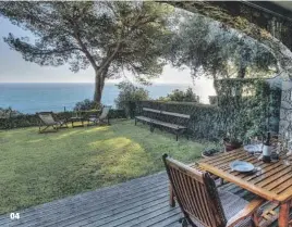  ??  ?? Con vistas al mar, un pequeño jardín privado y una zona comunitari­a con piscina. Cuenta con 180 m2 distribuid­os en tres plantas. Vale 1.180.000 €. 04 Casa adosada con zona común