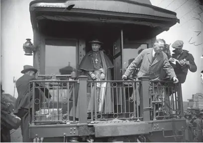  ?? ?? Chicago Mayor Dever welcomes Cardinal Mundelein upon his arrival home to Chicago at Garfield Boulevard and the Baltimore and Ohio train tracks on May 11, 1924. Mundelein was returning from Rome where he was appointed cardinal by Pope Pius XI.