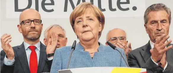  ?? FOTO: DPA ?? Viel Applaus und doch weniger Zustimmung: Bundeskanz­lerin Angela Merkel mit CDU-Generalsek­retär Peter Tauber (links) und Günther Oettinger (rechts).
