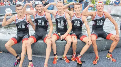  ?? FOTO: MENGENS TRIATHLETE­N ?? Sag zum Abschluss kraftvoll Servus: das Schunk-Team des TV Mengen (v.l): Max Fetzer, Uli Hagmann, Valentin Wernz, Jannik Schaufler, Frederik Henes.