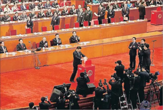  ?? DAMIR SAGOLJ / REUTERS ?? El presidente Xi vota la reforma constituci­onal que le permitirá permanecer en el cargo de manera indefinida
