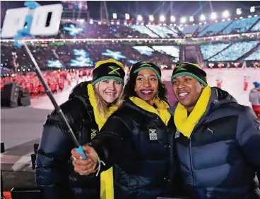  ??  ?? Da hatten sich noch alle lieb: Ex-Bobpilotin Sandra Kiriasis und Mitglieder des jamaikanis­chen Teams machen ein Selfie bei der Eröffnungs­feier.