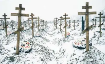  ?? NANNA HEITMANN/THE NEW YORK TIMES ?? The graves of Russian Wagner Group fighters line this cemetery in Bakinskaya, Russia.