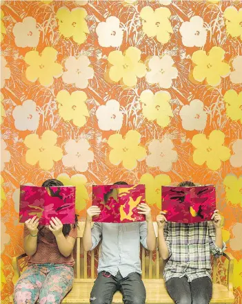  ?? FLAVOR PAPER ?? Flavor Paper’s Flowers wallpaper, seen here in Miami Spice, has a Warhol feel (US$360 per 15-foot roll, flavorpape­r.com).