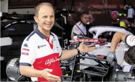  ?? BILD: SN/OTHMAR BEHR ?? Jo Leberer in der Box seines Arbeitgebe­rs Team Sauber.