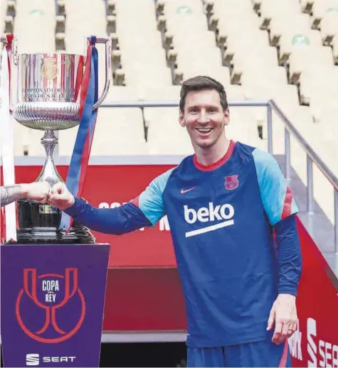  ?? //RFEF ?? Iker Muniain y Leo Messi, los capitanes de ambos equipos, posaron junto al trofeo de la Copa. Uno de ellos lo levantará esta noche en el estadio de La Cartuja de la capital andaluza