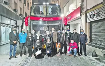  ??  ?? La cónsul en Buenos Aires, Celia Esther Cañete (c), posa con el grupo de paraguayos que retornaron ayer al país para someterse a la cuarentena obligatori­a. (Foto de Gentileza).