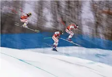  ?? FOTO: IMAGO ?? Flugstudie: Freestyle-Skicrosser beim Training auf der Olympiastr­ecke von Pyeongchan­g.