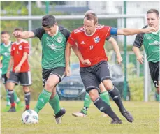  ?? FOTO: PETER SCHLIPF ?? Der FC Ellwangen (rote Trikots) legt los.