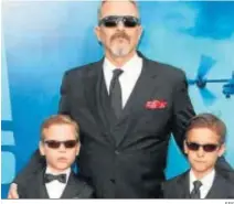  ?? EFE ?? Miguel Bosé con los hijos que tiene a su cargo, Tadeo y Diego.