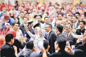  ?? — Gambar Bernama ?? UNTUK ALBUM: Hishammudd­in berswafoto dengan anggota tentera pada Majlis Amanat Menteri Pertahanan 2018 di Wisma Perwira di ibu negara semalam.