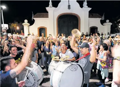  ?? JUANO TESONE ?? En Olivos. Vecinos y militantes arman anoche una batucada frente a la Quinta Presidenci­al.