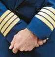  ?? Foto: dpa ?? Lufthansa Piloten wollen die Uniform nicht mehr für Streiks ablegen.