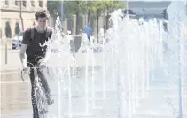  ?? COLM LENAGHAN ?? The water fountain in Belfast city centre and (right) Jolene Burns enjoys the sun in Hazelbank Park, Belfast