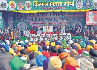  ?? SANJEEV VERMA/HT PHOTO ?? Members of the UP Gate protest site committee addressing a gathering on Wednesday.