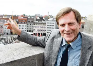  ?? Foto: Silvio Wyszengrad ?? Fototermin hoch oben im Augsburger Rathaus: Bernd Kränzle feiert heute seinen 75. Geburtstag.