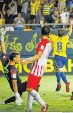  ?? JULIO GONZÁLEZ ?? Álex celebra su gol ante el Almería en el estreno de este curso.