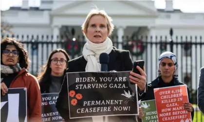  ?? Photograph: Jim Watson/AFP/Getty Images ?? Cynthia Nixon, joined by state legislator­s and activists, demand a permanent ceasefire outside the White House in Washington DC on 27 November.