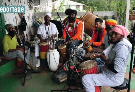  ??  ?? La section percussion­s d’Inna De Yard. Au centre, Derajah