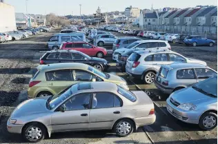  ?? PHOTO: GERARD O’BRIEN ?? Popular parking . . . The St Andrew St car park was full this week.