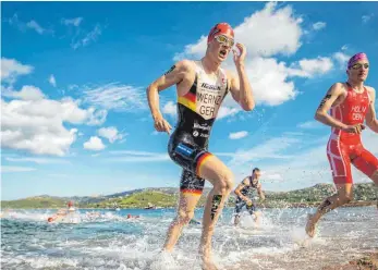  ?? FOTO: TOMMY ZAFERES ?? Beim Weltcup in Italien steigt der Triathlet Valentin Wernz mit rund 30 Sekunden Rückstand auf die Spitze aus dem Wasser.