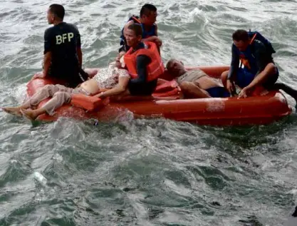  ??  ?? SEARCHANDR­ESCUE A rescue team tries to save the lives of passengers and crew of the MBNirvana in Ormoc City, Leyte province, on Thursday. At press time, 134 have been rescued out of nearly 200 passengers.