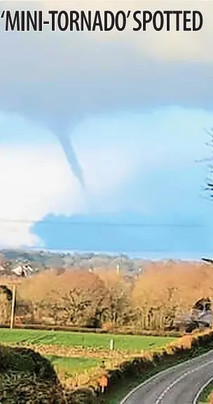  ?? PIC: VIVIENNE PLANK ?? The funnel cloud – which can be the beginning of a tornado – seen by many witnesses over Anglesey