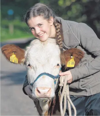  ??  ?? Hannah hat Oskar vor dem Schlachter gerettet. Seit dem ersten Lebenstag des Kälbchens sind die beiden ein Herz und eine Seele ( Bild oben).