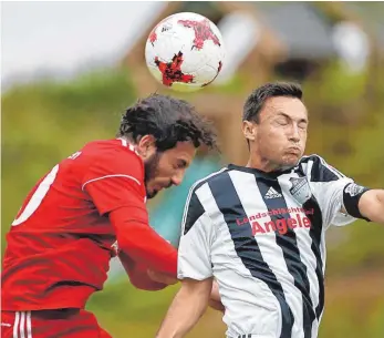  ?? FOTO: VOLKER STROHMAIER ?? Kapitän Andreas Bösch ( r.) zieht mit Mietingen in die nächste WFV- Pokalrunde ein. Wangens Kaan Basar hatte das Nachsehen.