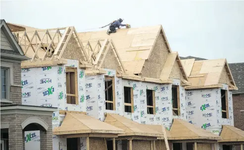  ?? TYLER ANDERSON / NATIONAL POST ?? The demand for housing south of the border is being fuelled by the lowest unemployme­nt rate in nearly two decades. However, high lumber prices coupled with labour and land shortages continue to pose challenges for builders.
