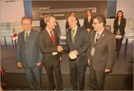  ?? Foto ee: hugo salazar ?? Pacto histórico. José Antonio González Anaya estrecha la mano de su nuevo socio, Timothy Callahan, director general de BHP Billiton en México.