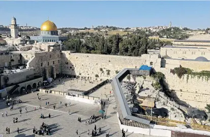  ??  ?? Mit der neuen Seilbahn sollen künftig bis zu 3000 Menschen pro Stunde vom Westen Jerusalems bis an das Altstadtto­r nahe der Klagemauer (im Bild) gelangen. Doch das Projekt sorgt für lautstarke Kritik.
