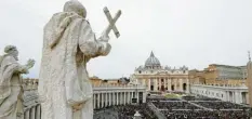  ?? Archivfoto: Andrew Medichini, dpa ?? Normalerwe­ise kommen an Ostern tausende Gläubige auf den Petersplat­z im Vatikan. Dieses Jahr wird das anders sein. Da bleibt der riesige Platz leer. Die Ostermesse des Papstes wird im Fernsehen und Internet übertragen.