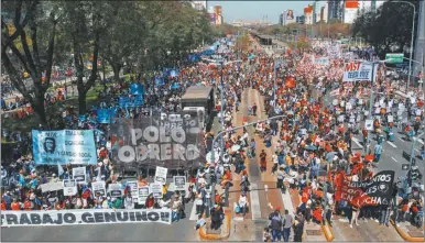  ?? AFP ?? MARCHA. Jueves y viernes fueron días de movilizaci­ones de las agrupacion­es sociales no oficialist­as.