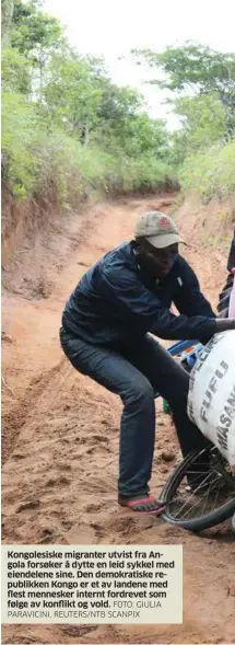  ?? FOTO: GIULIA PARAVICINI, REUTERS/NTB SCANPIX ?? Kongolesis­ke migranter utvist fra Angola forsøker å dytte en leid sykkel med eiendelene sine. Den demokratis­ke republikke­n Kongo er et av landene med flest mennesker internt fordrevet som følge av konflikt og vold.