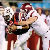  ?? NWA Democrat-Gazette/JASON IVESTER ?? The Arkansas Razorbacks’ move to a 3-4 scheme on defensive might benefit sophomore Austin Capps (right) because of his size and style of play. The 6-4, 309-pound defensive lineman had 12 tackles in 12 games last season.