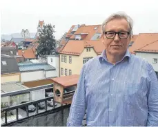  ?? FOTO: ANNETTE VINCENZ ?? Oswald Metzger auf dem Balkon seiner Ravensburg­er Wohnung. Der Publizist pendelt seit einigen Jahren zwischen Berlin und Ravensburg.