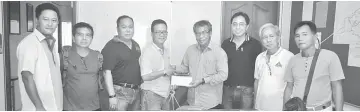  ??  ?? Kapit Division Speedboat Associatio­n treasurer Jacob Baleng (fourth left) receiving the RM10,000 MRP grant from Wilson while others look on.